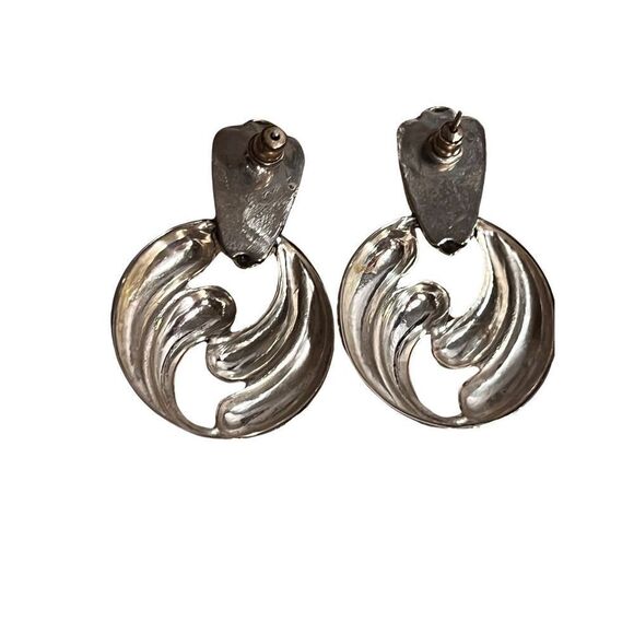 Swirly Curvy Silver Tone Openwork Earrings, Post Back For Pierced Ears Women’s - Picture 5 of 6